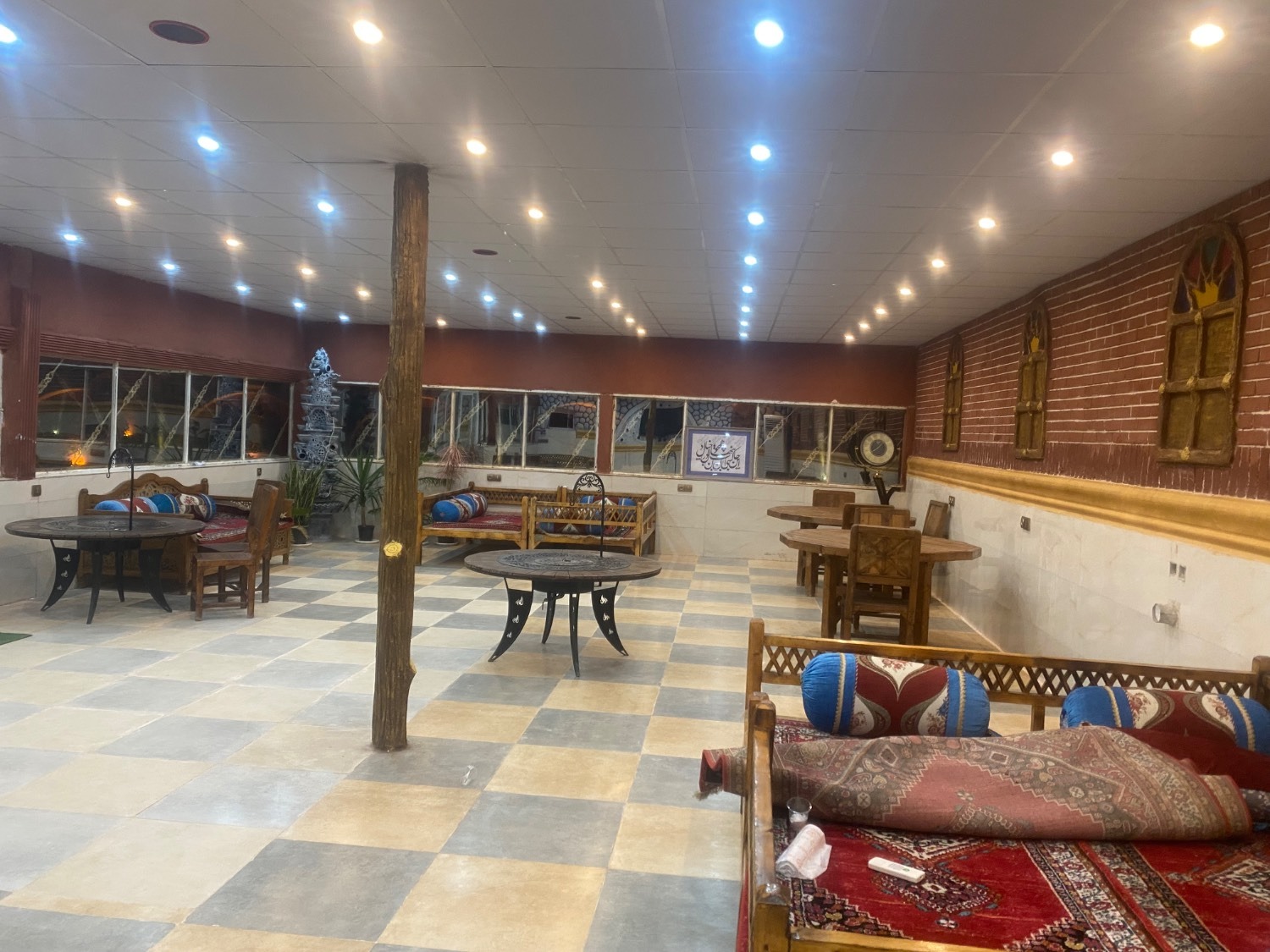 سالن سرپوشیده و سبز رستوران پرنیان